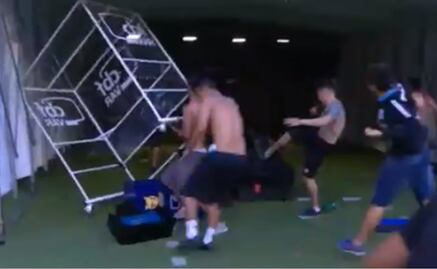 VIDEO: Aficionados del Gremio bajan a la cancha y destruyen la cabina del VAR