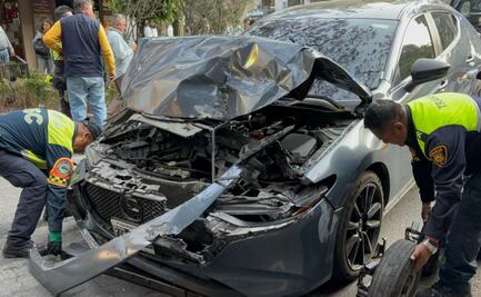 Automóvil choca contra restaurante en colonia Cuauhtémoc; conductora resulta lesionada