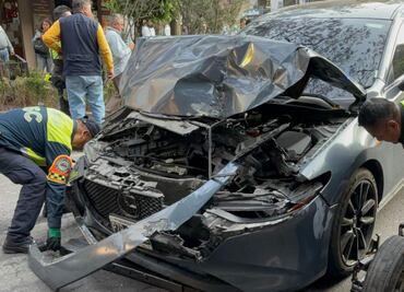 Automóvil choca contra restaurante en colonia Cuauhtémoc; conductora resulta lesionada