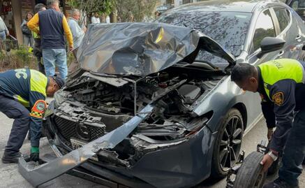 Automóvil choca contra restaurante en colonia Cuauhtémoc; conductora resulta lesionada