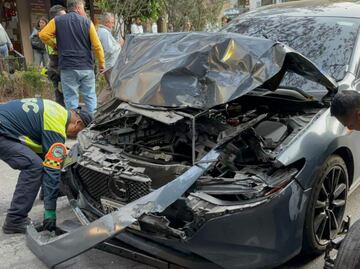 Automóvil choca contra restaurante en colonia Cuauhtémoc; conductora resulta lesionada