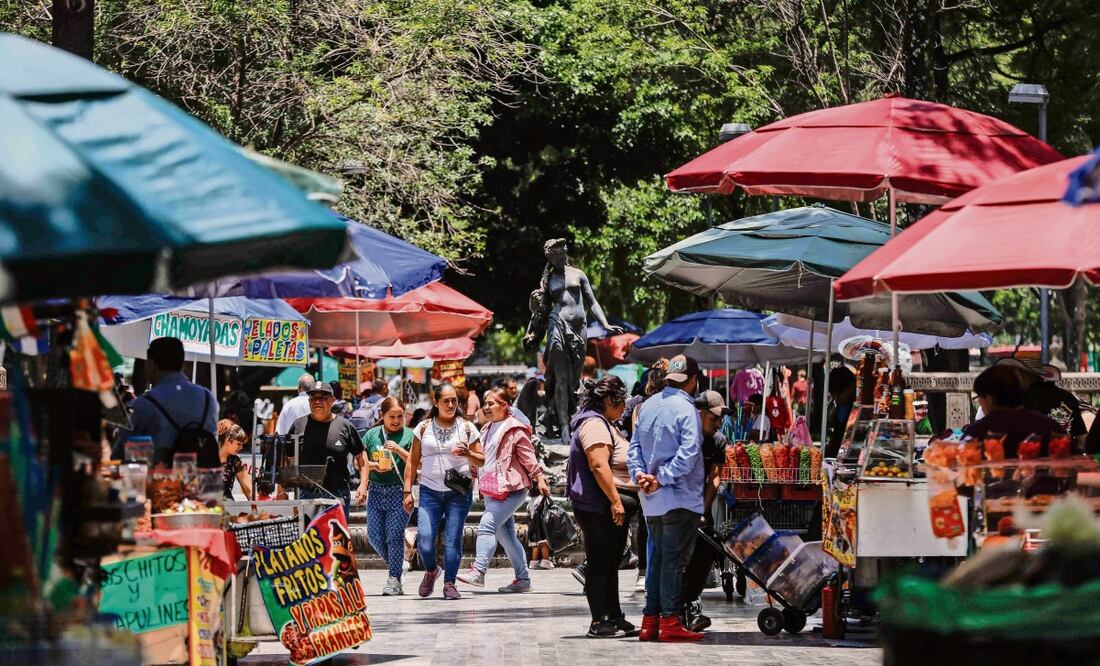 El reordenamiento de comerciantes de la Alameda Central es algo que se tiene que hacer con o sin Mundial de Futbol, es una forma de acelerarlo, declaró el funcionario Adolfo Llubere. Foto: Diego Simón Sánchez / EL UNIVERSAL