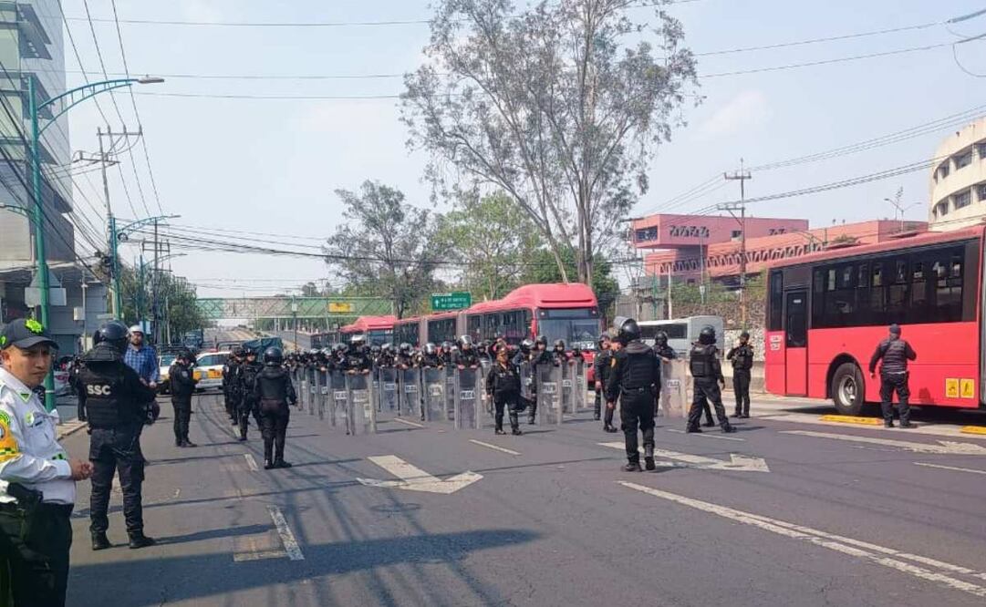 Llegan granaderos a instalaciones del Inai para liberar vialidad por cierre de trabajadores. Foto: Especial