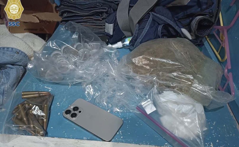 Se aseguraron 548 dosis de cocaína, 30 de marihuana, dos bolsas con el mismo vegetal a granel, cuatro celulares y 20 cartuchos útiles. Foto: Especial.
