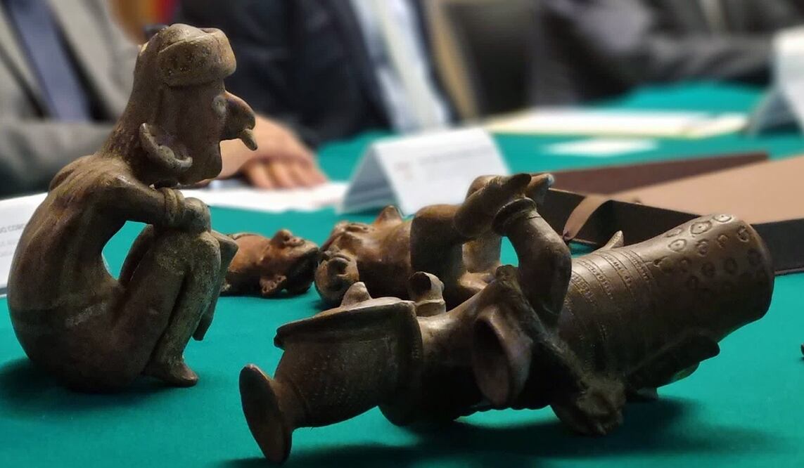 Fotografía cedida hoy por el Instituto Nacional de Antropología e Historia (INAH) de México que muestra piezas arqueológicas devueltas en la Embajada de México en España. México recibió de España un fragmento del Códice Tlaquiltenango y tres piezas arqueológicas del estado de Nayarit. Foto: EFE/INAH .