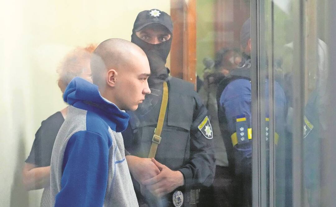 El sargento del ejército ruso Vadim Shyshimarin, de 21 años, durante una audiencia judicial en Kiev; es el primer juicio por crímenes de guerra desde la invasión rusa. Foto: Efrem Lukatsky/AP