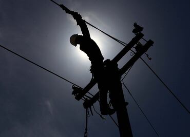 Caintra de NL prevé un "tsunami" de amparos contra reforma eléctrica de AMLO