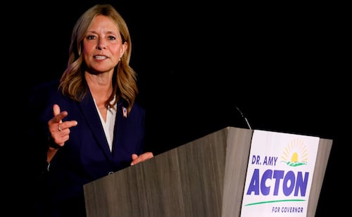 Hombre armado se abalanza sobre candidata demócrata a la gubernatura de Ohio; hiere a varias personas