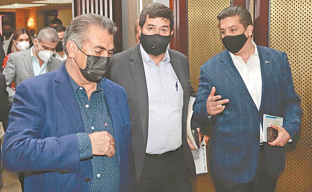 El gobernador de Chihuahua, Javier Corral (centro), fue arropado por la Alianza Federalista al exigir más recursos para las entidades. Foto: BERENICE FREGOSO. EL UNIVERSAL