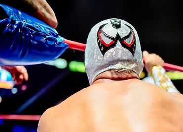 Místico dedica emotivo homenaje a Black Warrior en plena función del CMLL