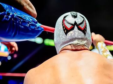 Místico dedica emotivo homenaje a Black Warrior en plena función del CMLL