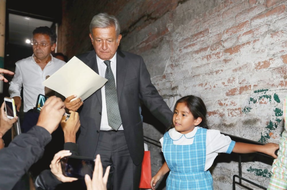 El virtual Presidente electo Andrés Manuel López Obrador a su salida de un salón ubicado en la colonia Roma (VALENTE ROSAS. EL UNIVERSAL)
