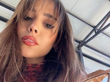 Danna Paola luce el pants falda más original del momento