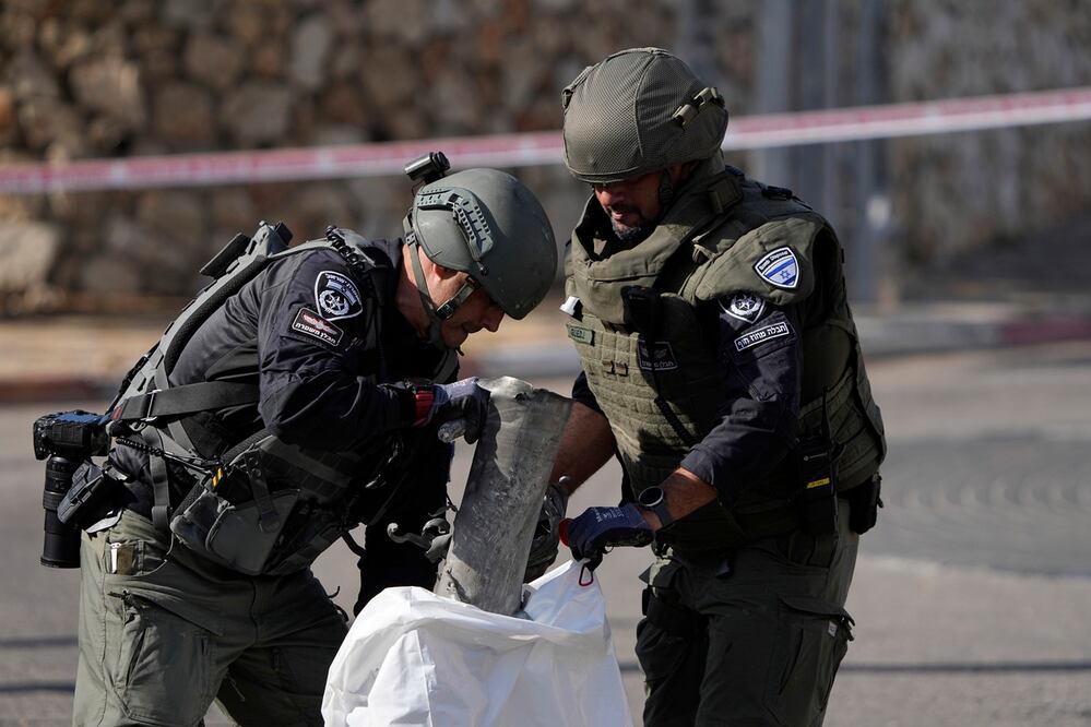 La policía retira los restos de un cohete interceptado disparado desde Líbano en Shlomi, norte de Israel. Foto: AP