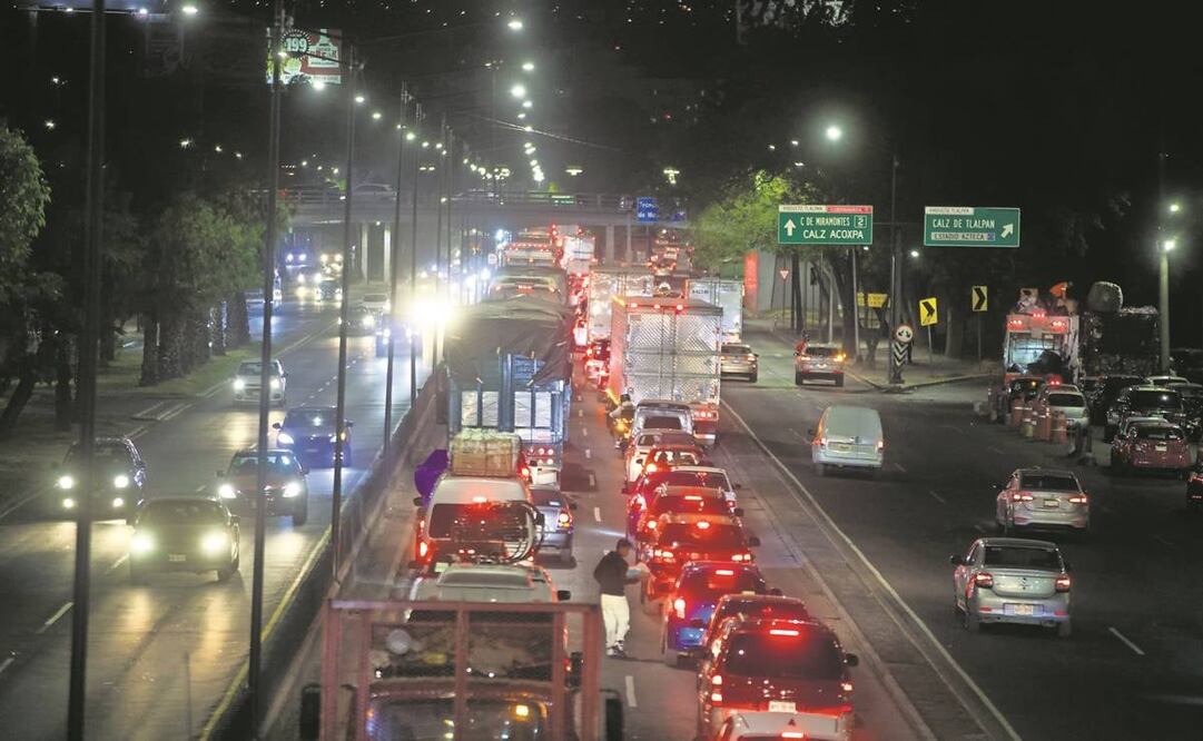 Después de las 19:00 horas los manifestantes liberaron el Viaducto-Tlalpan y momentáneamente Insurgentes, lo que mantuvo colapsada la salida hacia Cuernavaca. Foto: Germán Espinosa/ El UNIVERSAL