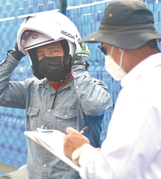 Es repartidor en moto... pero no pasa el examen para su licencia