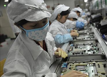 Fábrica de iPhone en China produce cubrebocas para prevenir contagios de coronavirus