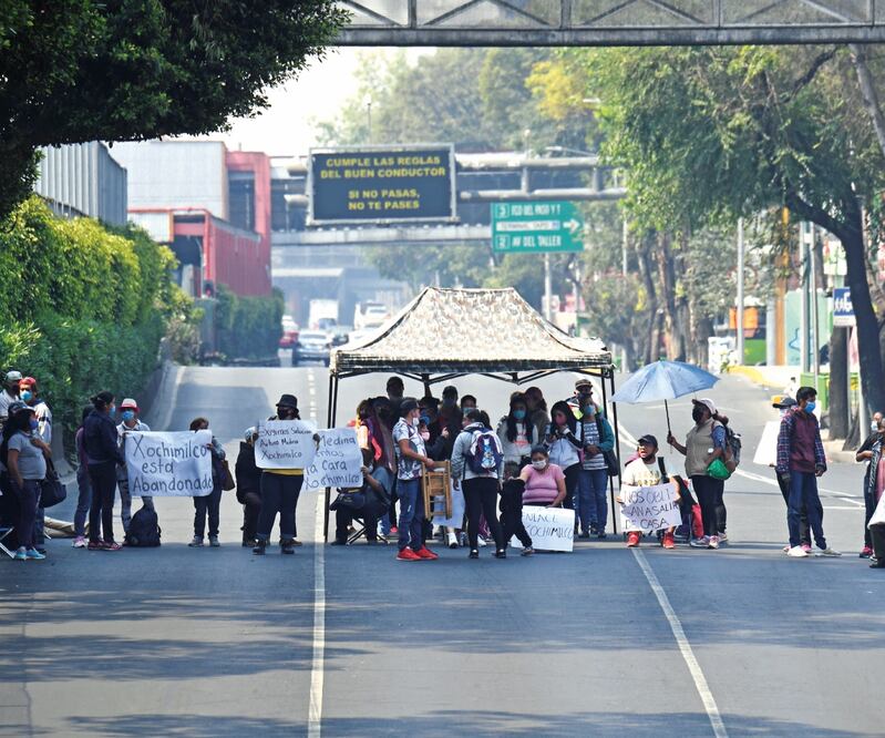 Los presuntos damnificados de Xochimilco por el sismo de 2017 cerraron Calzada de Tlalpan, en San Antonio Abad. ARMANDO MARTÍNEZ. EL UNIVERSAL 
