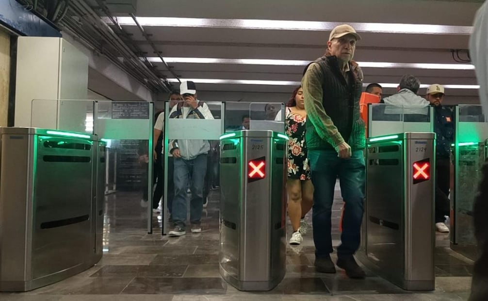 El Metro lleva a cabo trabajos de sustitución de torniquetes por nuevas puertas móviles en varias estaciones de la Línea 2 como Tasqueña, Pino Suárez, Bellas Artes, Hidalgo y Bellas Artes, entre otras.
Foto: Especial.