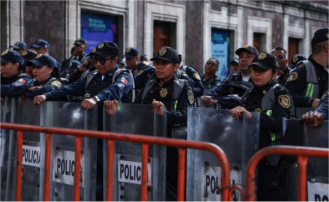 Elementos de la Secretaría de Seguridad Ciudadana impiden el acceso a la Casona de Xicoténcalt, donde sesiona el Senado. Foto: Hugo Salvador/EL UNIVERSAL