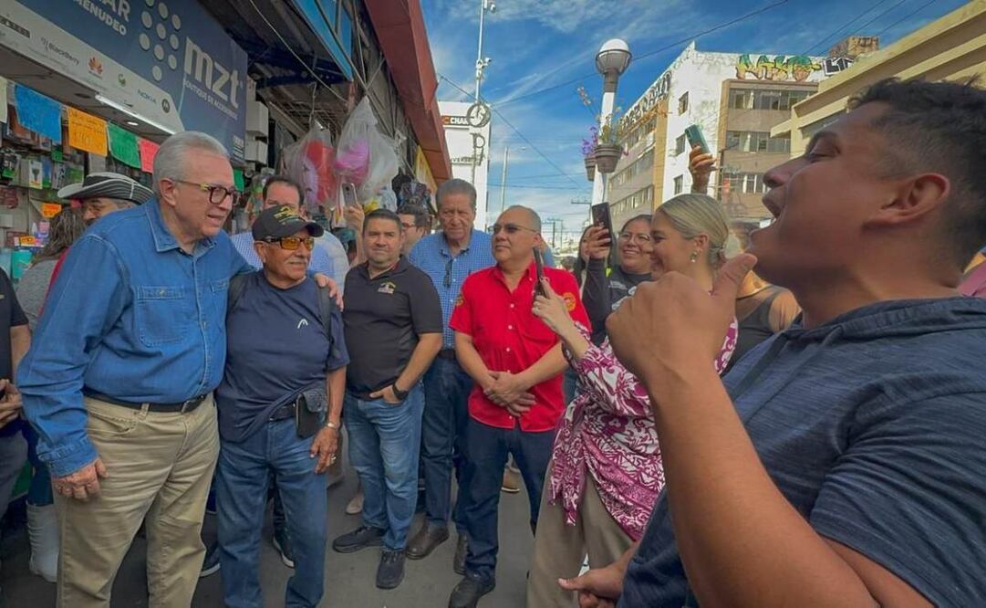 Rubén Rocha, gobernador de Sinaloa, conviviendo con comerciantes de Mazatlán / Foto: Especial