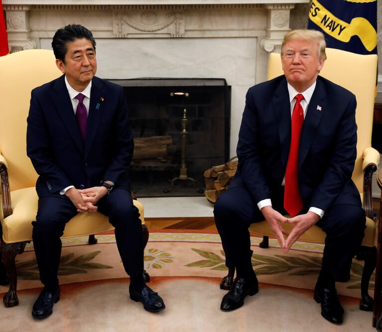 El presidente de EU, Donald Trump, junto al primer ministro japonés Shinzo Abe (Foto: AFP)