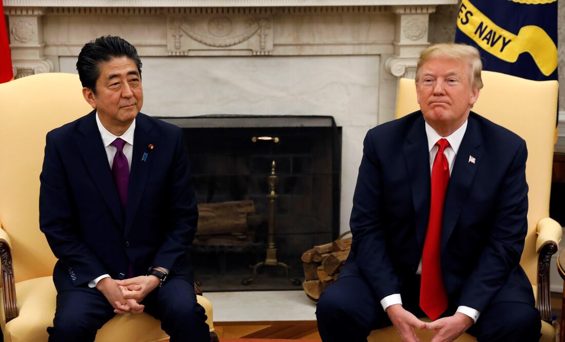 El presidente de EU, Donald Trump, junto al primer ministro japonés Shinzo Abe (Foto: AFP)