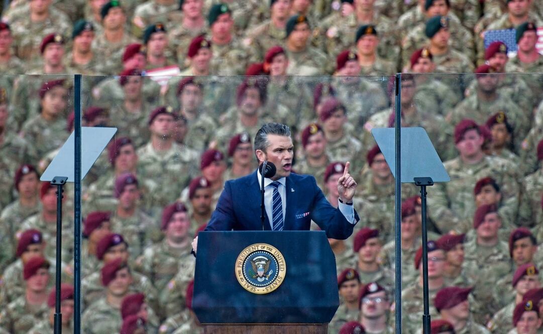 El jefe del Pentágono, Pete Hegseth, se dirige a una multitud de soldados en una celebración abierta al público por el 250 aniversario del Ejército en Fort Bragg, Carolina del Norte. Foto: Melissa Sue Gerrits / AFP