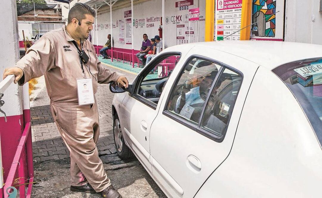 Contratiempo. Entre los problemas identificados con el reinicio de la verificación vehicular están los largos tiempos de espera (ARCHIVO EL UNIVERSAL)