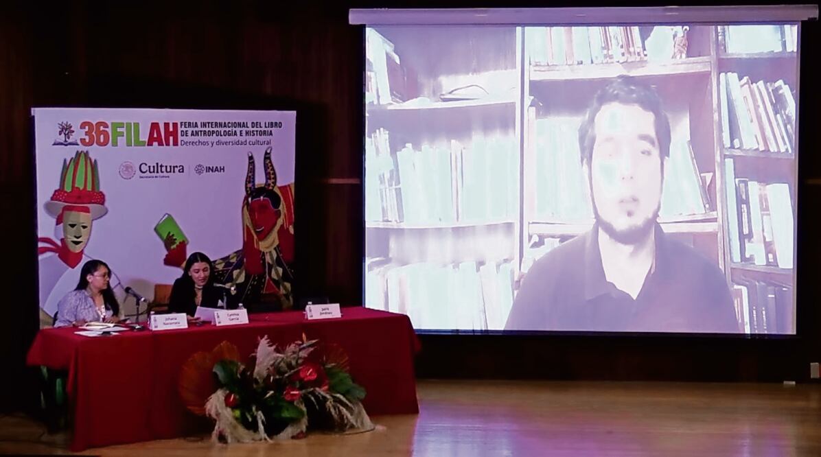 Las investigadoras Johana Navarrete y Cynthia García, y el autor, Jairo Jiménez Sotelo, en la presentación de la obra en la Feria del Libro de Antropología e Historia. Foto: YouTube INAH TV