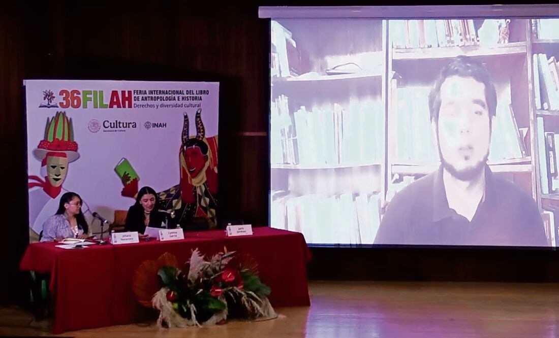 Las investigadoras Johana Navarrete y Cynthia García, y el autor, Jairo Jiménez Sotelo, en la presentación de la obra en la Feria del Libro de Antropología e Historia. Foto: YouTube INAH TV