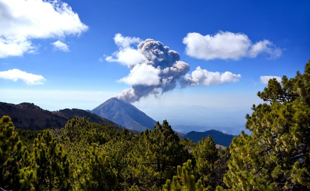El volcán de Colima se ubica a una altura de tres mil 800 metros sobre el nivel del mar. (Foto: iStock)