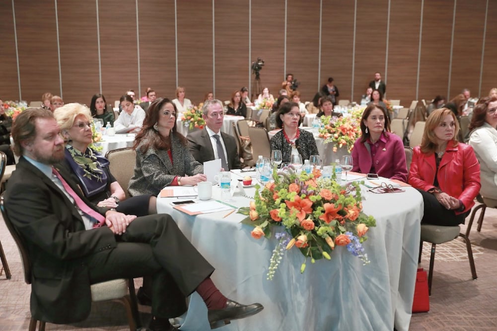 La señora Perla Díaz de Ealy (tercera de izq. a der.), presidenta de Maepec, inauguró el Seminario: Panorama y perspectivas económicas actuales, en el que se abordaron temas como la familia y empresa. (ALEJANDRA LEYVA. EL UNIVERSAL)