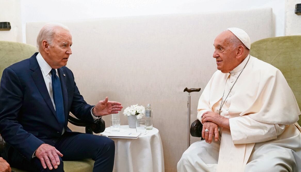 El presidente estado u n i de n se, Joe Biden, se reunió ayer con el papa Francisco en el segundo día de la cumbre del G7 en Italia. Foto: de Kevin Lamarque. AP