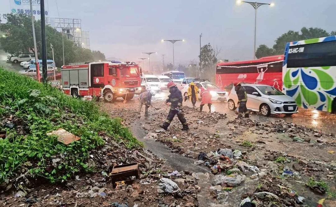 En la salida de la autopista México-Pachuca se registró un deslave que afectó la circulación hacia la CDMX. Foto: Especial