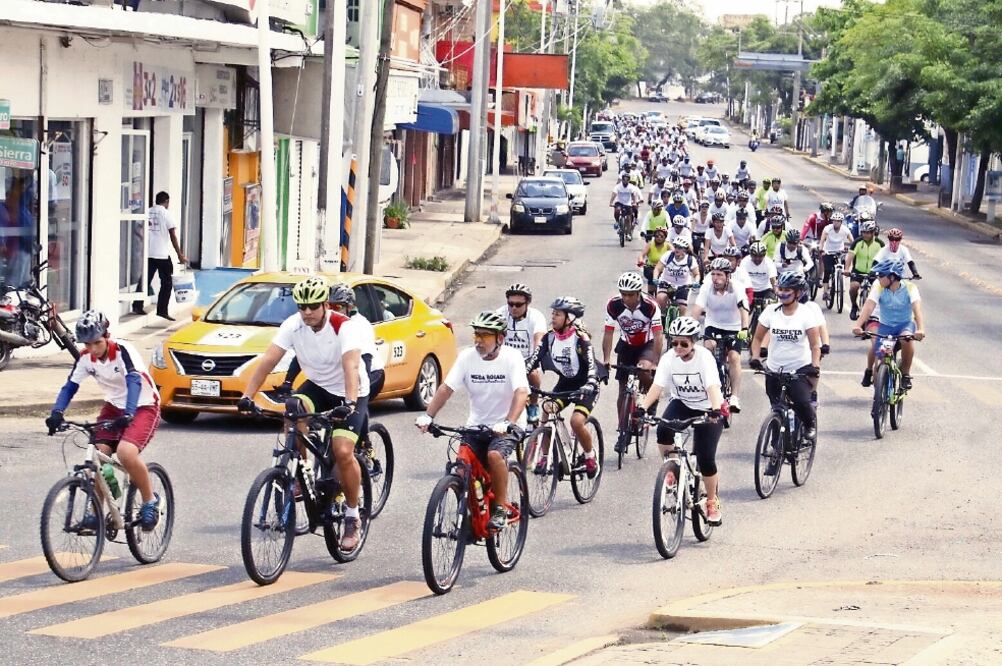 En la rodada participaron más de 200 ciclistas, quienes llegaron a la casa del gobernador Arturo Núñez Jiménez para entregar un documento en el que piden justicia y respeto para quienes usan la bicicleta como un medio de transporte (LEOBARDO PÉREZ. EL UN)