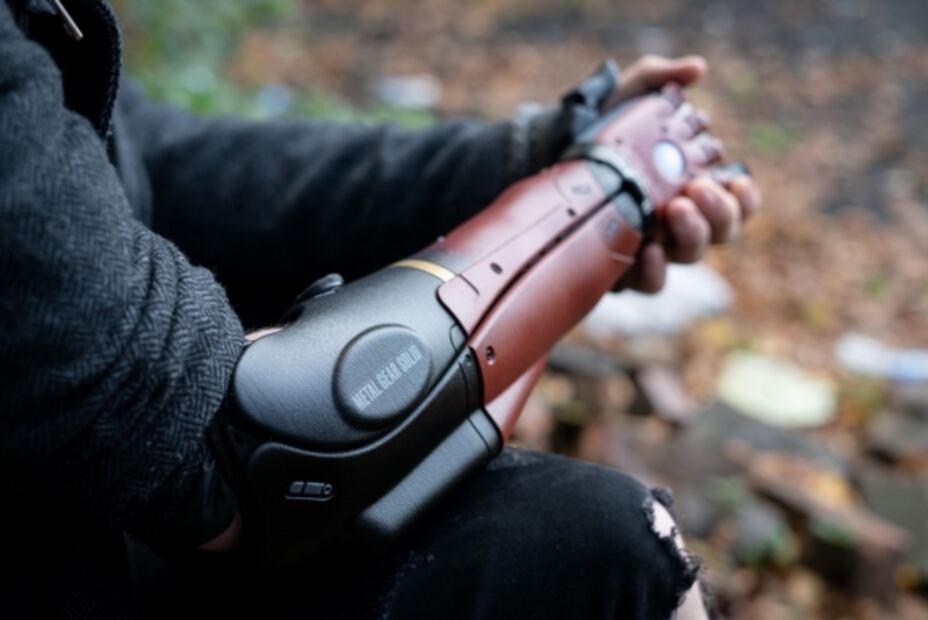 Esta prótesis biónica convierte a sus usuarios en un personaje de videojuegos