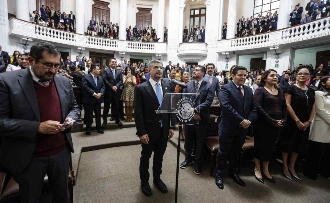 Tras rendir protesta en el Congreso, Tabe tomó protesta a los concejales para quedar formalmente instalado el gobierno de la alcaldía Miguel Hidalgo para este nuevo periodo. Foto: Gabriel Pano/EL UNIVERSAL
