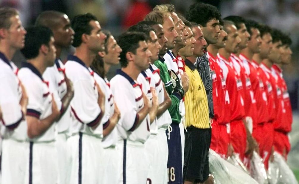 Momentos previos al partido Irán vs. EU. A este encuentro se le apodó “la madre de todos los partidos”, como referencia a la frase “madre de todas las batallas”, acunada por Saddam Hussein con la Guerra del Golfo. Foto: Agencias/Tomada de Internet.