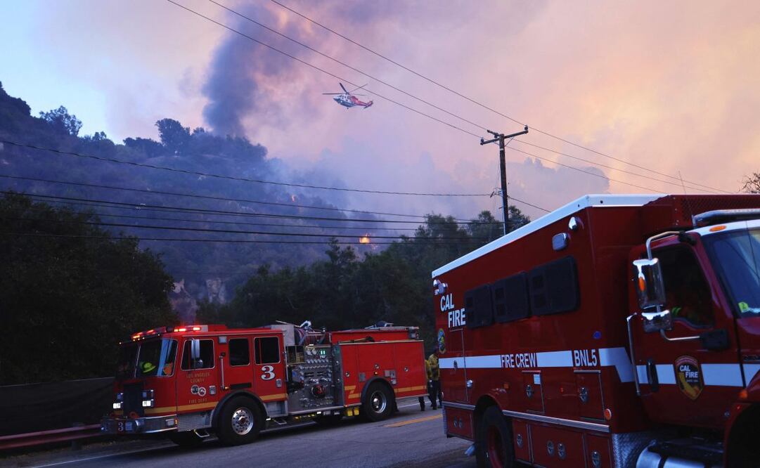 Desde inicios de la semana, una serie de incendios forestales ha devastado Los Ángeles, obligando a evacuar a más de 100,000 personas y causando al menos cinco muertes. Fotos: AFP