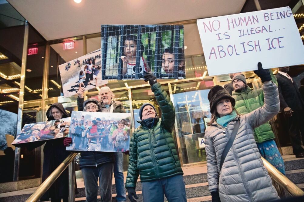 Un grupo protesta frente al Trump International Hotel contra las políticas antiinmigrantes del presidente. Ayer se reportó la muerte de una niña bajo cu stodia . (MARY ALTAFFER. AP)