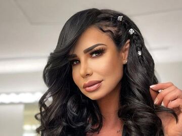 Lis Vega usa el microtop negro más en tendencia esta temporada