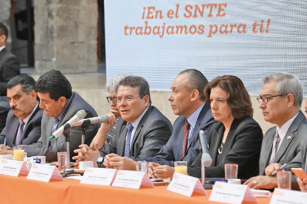 El director general del ISSSTE, José Reyes Baeza Terrazas, y el dirigente nacional del SNTE, Juan Díaz de la Torre, encabezaron la reunión con maestros (ESPECIAL)