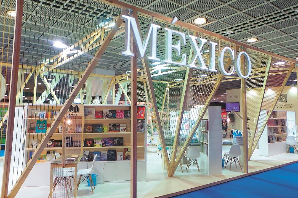 La Feria del Libro de Fráncfort se realiza desde hace 70 años, tiempo en el que se ha consolidado como la más importante a nivel mundial. En la imagen el stand de México en 2015. Foto: IMAGEN TOMADA DE ESCATO.ES