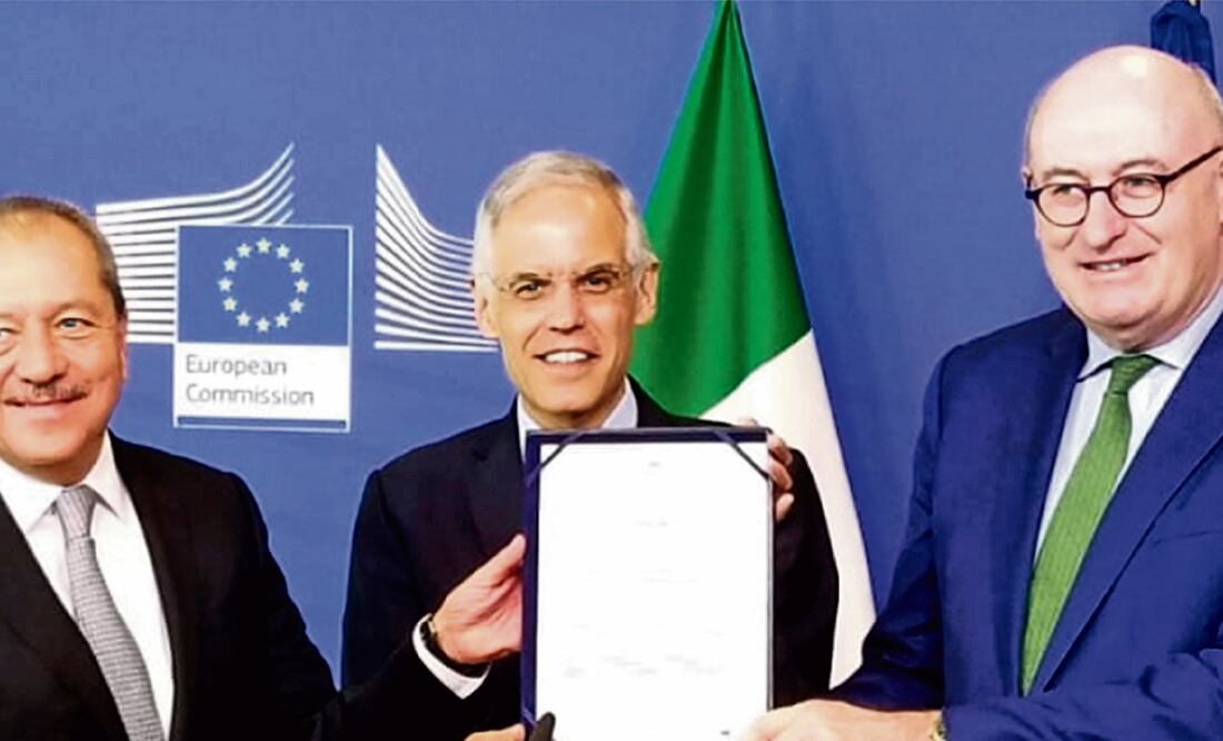 Reconocimiento. Phil Hogan, comisario de Agricultura (der.), al dar la certificación a Julián Ventura, subsecretario de Relaciones Exteriores. CORTESÍA