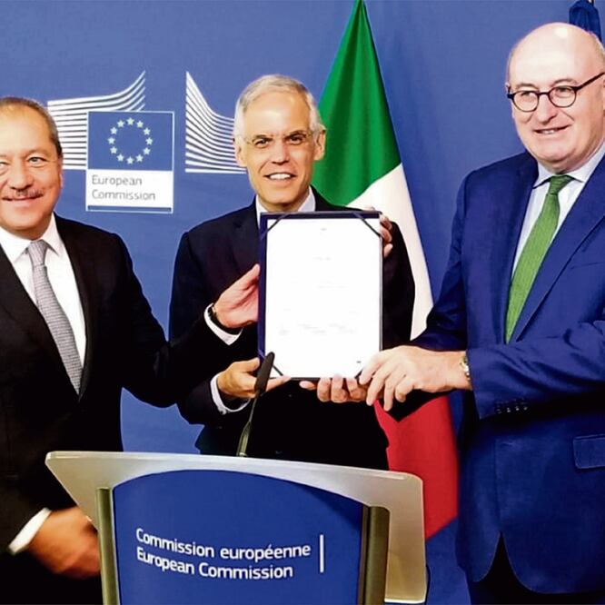 Reconocimiento. Phil Hogan, comisario de Agricultura (der.), al dar la certificación a Julián Ventura, subsecretario de Relaciones Exteriores. CORTESÍA