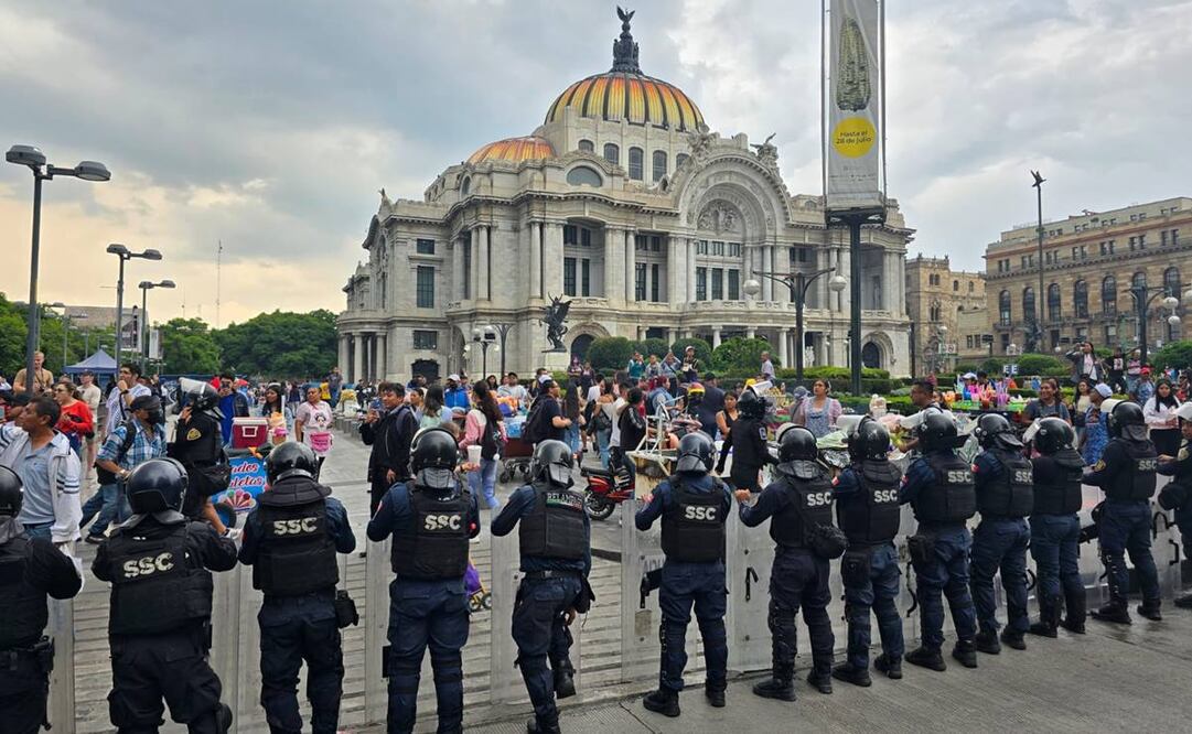 Elementos de la Policía Metropolitana avanzaron sobre avenida Juárez para retirar el plantón. Foto: Especial