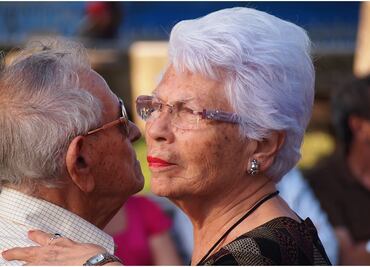 ¿Cómo viven en pareja los adultos mayores en México? Esto dice el Inegi