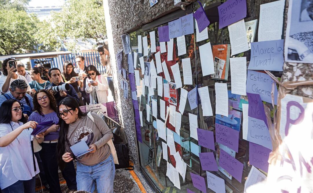 Alrededor de 20 mujeres de letras: poetas, narradoras, académicas y artistas protestaron, con poesía y nombres de autoras mexicanas, frente a las oficinas del FCE, exigieron la destitución de Taibo II y una disculpa pública. Foto: Gabriel Pano / EL UNIVERSAL