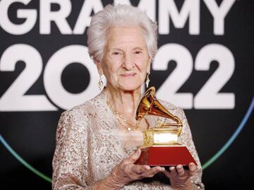 Ella es Ángela Álvarez, la abuela que a los 95 años ganó un Latin Grammy